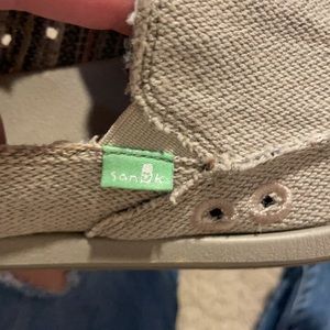 Sanuk size 6 youth